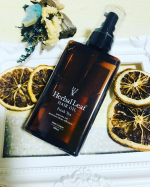 ハーバルリーフ🌿お気に入りのヘアオイルを紹介します🥺ほんのりいい香りでドライヤータイムもリラックス🖤べたつかない仕上がりだから、さらっとさせたい方にもおすすめ❣️もちろんスタイリングにも使…のInstagram画像
