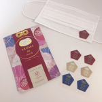 マスクに貼ってアロマ香る♪アロマdeマスクから期間限定「ダルマ」デザイン！【アロマdeマスク ダルマ】　　とても華やかなチャック付きのパウチ入り。チャック付きのパウチだから持ち…のInstagram画像