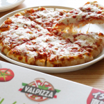 イタリア産冷凍ピザ「ヴァルピザ　マルゲリータ　25㎝」をお試しさせていただきました。 ヴァルピザ Valpizza 社は、イタリア北部、ボローニャにある大手冷凍ピザメーカー。ピ…のInstagram画像