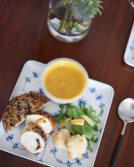 温かいスープが美味しい冬の朝🎄⁡⁡今朝は、息子も大好きなバターナッツ南瓜🥄（時間ない朝に嬉しい〜レンジでチン🤣👍）⁡息子は牛乳を混ぜてゴクゴク〜と飲むのがお気に入り、あっという間に飲み干…のInstagram画像