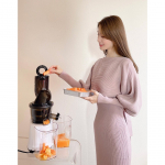 🧡⁡⁡毎日のキレイ習慣✨自家製コールドプレストジュース🍹⁡愛用しているのは、スロージューサーのロールスロイスとも言われるほど、スタイリッシュで高性能なクビンス　@kuv…のInstagram画像
