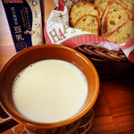 ちょっぴり贅沢😊ひとつ上の豆乳を試してみました♪成分無調整豆乳は、コクがあるけどさっぱり！食事に合うなぁ〜と感じました😌成分無調整豆乳と紅茶とキャラメルは、温めていただきました♪どれも…のInstagram画像