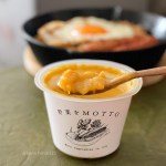 .モンマルシェさんの「野菜をMOTTO」 バターナッツカボチャスープでお昼ごはん。.流通の少ない長野産ののバターナッツかぼちゃを贅沢にポタージュにした冬季限定スープです。化学調味料…のInstagram画像