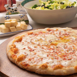 🍕🍕🍕🍕🍕・VALPIZZA PIZZA MARGHERITA ヴァルピザ　マルゲリータ・クリスマス前のブランチに‥おうちで本格イタリアンピザ！このためにピザ皿まで買っ…のInstagram画像