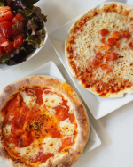 ・・・〜 うす焼きピッツァトマトとモツァレラチーズ&耳までチーズ マルゲータ・・・・・・・・曜日初めはさっと簡単に♪2種類のピザをいただきます。うす焼きピッツァはトマト…のInstagram画像