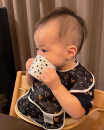 最近悩んでいた「食事中のコップ問題」‪ 𓎩練習用に買った小さなコップをずっと持ってくれなくてどうしようか悩んでいたところに、Done by Deerの2ハンドルスパウトカップを…のInstagram画像