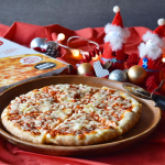 こちらのヴァルピザのマルゲリータピザは、直径２５ｃｍの大きめサイズ♪冷凍庫にストックしておけば、クリスマスメニューの１品にピッタリですよね♪ ヴァルピザ社のこだわりでもある２４時間発酵…のInstagram画像