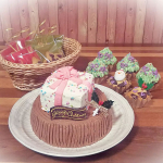 今年最初のクリスマスパーティー用スイーツ完成！今夜はキッズもいるメンバーだから見た目かわいい系で！デコレーションに懲りたい時はキット使って土台作る手間と時間減らすとスムーズ。今回使ったのはスポン…のInstagram画像