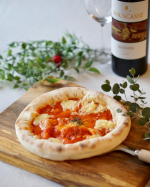 ...「うす焼きピッツァ   トマトとモツァレラチーズ」オーブンでチンするだけで焼きたての美味しいピザが楽しめますサクサクの生地とパリパリの耳にトマトのうまみと…のInstagram画像