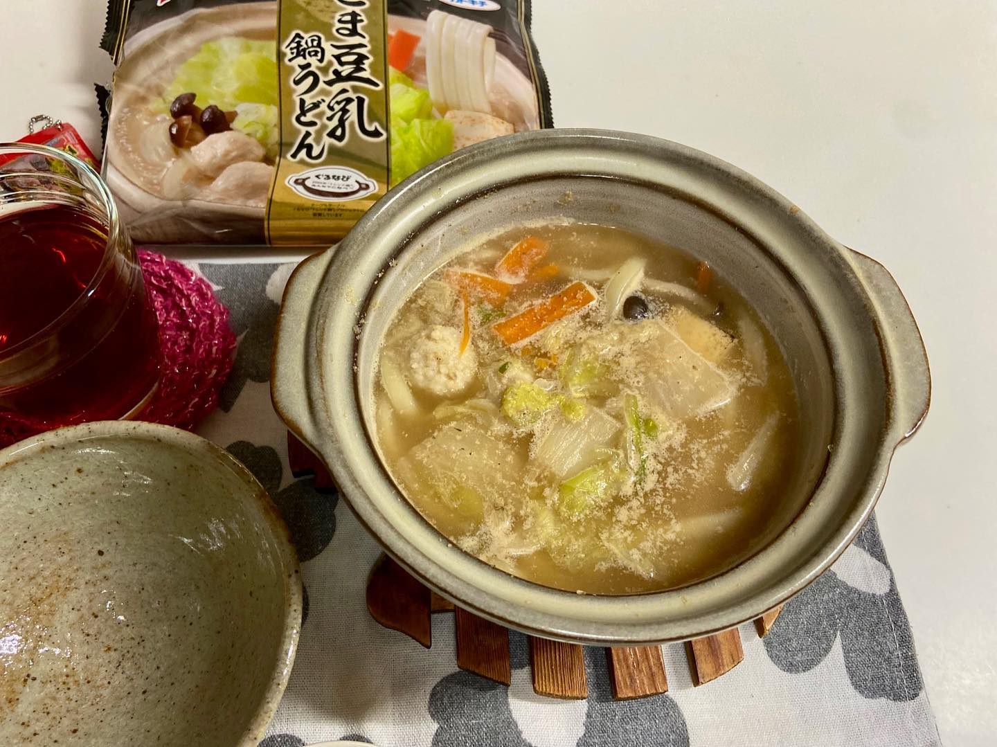 口コミ投稿：*テーブルマークの秋冬新商品鍋焼えび天うどん鍋に水とつゆを入れて約８分煮込むだけ…