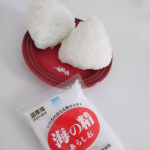 「海の精 あらしお」..伊豆大島産の海水100%の、素材の旨みを引き出す伝統海塩です。.こちらのお塩は日本伝統の製造法を継承し、一部機械で省力化をしつつも人の手による手作りの製法で…のInstagram画像