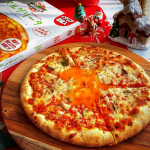 こんにちは😊..もうすぐクリスマス🎄今日はイタリア直輸入のマルゲリータピザをお試しさせていただいたのでご紹介します✨これは本当におすすめ😆..このピザは、イ…のInstagram画像