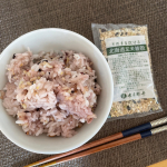 #北海道玄米雑穀 食べました🍚北海道産の玄米と雑穀をブレンド。いつものごはんに混ぜて炊くだけで、手軽に栄養バランスのとれた玄米雑穀ごはんができあがります。美味しく健康になれるのは素…のInstagram画像