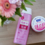 pdcのピュアナチュラル、エッセンスローションリフトとクリームモイストリフトをモニターにて使わせていただきました！エッセンスローションリフトは化粧水と乳液を兼ね備えています✨ぽてっとしており出…のInstagram画像