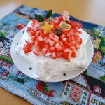 ・Merry Christmas🎄🎅８歳の息子とケーキ作り👦星型に苺たっぷりケーキ🍓スポンジケーキミックス粉を使うと簡単に作れちゃうよ～😆シリコンの星型を使うとラク⭐焼けたスポンジ…のInstagram画像