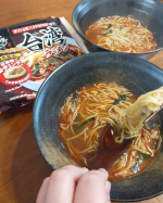「なべやき屋キンレイ」の「お水がいらない 台湾ラーメン」をモニターさせて頂きました。スープも具も麺と共に冷凍されていて袋から取り出してそのまま鍋に入れて火にかけたらできる台湾ラーメンです。開封…のInstagram画像