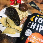 クリスマスパーティーにはケーキとトトチップるを食べました☆彡魚の皮を使って作ったヘルシーでギルトフリーなおやつです。ロカボなパパのおつまみにもおすすめ。生理前の爆食シーズンにもいいですよね…のInstagram画像
