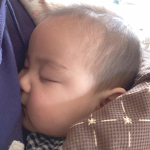 ママの視界。抱っこ紐でしかお昼寝はぐっすりしてくれないけど、幸せな光景。ママの目線カメラがあればいいのに。寝息が愛おしい❤️#雲のやすらぎプレミアム #マットレス #敷布団 #睡眠…のInstagram画像