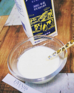 豆乳じゃなくて牛乳でやったら上手く固まりました。⠀放置時間で酸っぱさが変わるから見極めないと…⠀⠀#フィビナス #ケフィア #腸活 #ケフィアヨーグルト #fivenus #美腸 #ケフィ…のInstagram画像