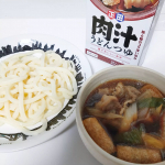 「肉汁うどんつゆ」..豚のコクとかつおだしの風味が特徴の、甘辛い醤油ベースのつけつゆです。.肉汁うどんは、関東、武蔵野地域を中心に食べられている郷土料理のひとつで、「武蔵野うどん」…のInstagram画像