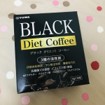 『ブラック ダイエットコーヒー』 * ３種の炭、乳酸菌、ビフィズス菌等が配合されたインスタントコーヒーです！ 色が炭そのもの😆 * 味も炭っぽい😆 ダイエットコーヒーなので、甘いものと一緒でも罪悪感が…のInstagram画像