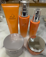 「Denovis」5品シリーズ3回目のモニター投稿です。今回は、化粧水、乳液、リバイタライジングクリームを紹介します。シトラス果皮発酵エキスで年齢肌の悩みに働きかけます。（特徴）○…のInstagram画像