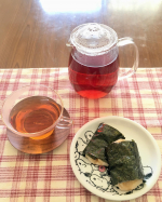 今日のおやつ〜お正月なのでお餅😋*お餅のお供には先日いただいたTIGER 有機プレミアムルイボスティー🫖*このルイボスティーは最高級茶葉１００％使用、ノンカフェイン、自社工場で品質、香…のInstagram画像