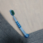 クラプロックス　ベビー歯ブラシをつかっての歯磨き💡０～４歳用の歯ブラシです。持ち手がグリップになっていて、握りやすい。スタンドがついているので、立つので収納もしやすいです🎶ブラ…のInstagram画像