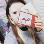 #リバイシス #revisis_jp さんの、モイスチュアフェイシャルマスクをお試しさせてもらいました🥰🥰🥰目の穴のとこが上にあくんですね！！眉毛が潤う！！！！赤も金も、美容液たっぷり配合！金…のInstagram画像
