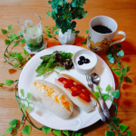🌱朝ごパン🌱*おはようございます🌿新年初パンです🥖５日ぶりのパン!!!!!!嬉しすぎる〰️😆*新年初パンは米粉パン！もっちもち感がたまらない😆*そしてクロレラ葉…のInstagram画像