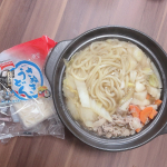 ⋆*❁*⋆ฺ｡*テーブルマーク株式会社さんの「さぬきうどん５食」でお鍋😊お鍋の〆にと思ったけど、子供たちは野菜よりうどんが食べたい！と言うので急いで冷凍うどんを凍ったまま…のInstagram画像