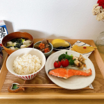 ♡🍳焼き鮭（ @alaskaseafoodjapan ）🍳キャベツとお豆腐の味噌汁🍳おじいちゃんが作ってくれたキムチ🍳牛ごぼう🍳りんご🍳数の子୨୧┈┈┈┈┈┈┈┈┈…のInstagram画像