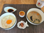 何もしたくない日の#朝ごはん#卵かけご飯#お味噌汁 は7種野菜の西京味噌汁(さといも、豚肉、なす、ごぼう、ほうれん草、生姜、にんじん、えのき)自分の体にあわせて…のInstagram画像