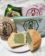 クリームパンだけじゃなーい❣️抹茶味のクリームパンだけじゃなくて、抹茶味の、クッキーパンみたいにサクサクした美味しいスイーツもあるの❣️期間限定の味もあるけど、小倉も鉄板的に美味しいで…のInstagram画像