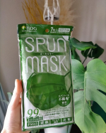 よく使わせてもらっている【スパンレース不織布カラーマスク】にNEWカラー、カーキが出たー😷💚ので、早速😆やはり、他とは光沢感が違う～👏水圧だけで絡め合わせて作る製法で接着剤は、不使用🙆🏻👌✨…のInstagram画像