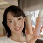 仕事の休憩中の顔✨ヘアメイクさんのメイク☺️自分でするメイクとまた違って雰囲気変わるのおもしろい🤤.ダブル洗顔不要のオールインワンクレンジング優しい使い心地プラスエアイズさんのシリ…のInstagram画像