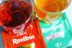 ルイボスティー飲み比べ😍赤はプレミアムルイボスティー・緑は生葉ルイボスティー。ルイボスティーとは南アフリカ産の健康飲料として愛飲されていて現地の言葉で赤いやぶの不思議と言われているそう…のInstagram画像