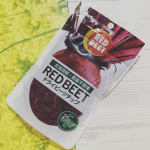 「RED BEET ドライビーツチップ」を食べてみました。⁡今までドライオニオンなど他の食材は食べたことがあったけれど、これは初体験。鮮やかなビーツの色が映える料理・・いろいろ考えてピザ…のInstagram画像