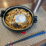 なべやき屋キンレイ様より水がいらない　みそ煮込みうどんをいただきました🥚袋を外してびっくり！ダシ、うどん、5種の具材の3層構造のまま凍ってた。鍋に入れて温めて完成〜！卵も落としました✌️…のInstagram画像