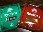 TIGERルイボスティー２種類、飲み比べ。緑の生葉ルイボスティーと赤のプレミアムルイボスティーです。ワンカップで手軽に作れて飲めるドリップバッグ式。茶葉やお茶の色の違いもしっかりと確認したあと…のInstagram画像