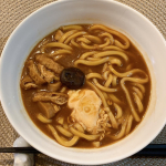 冷凍の味噌煮込みうどん。お仕事が忙しくて…結局ちょっと残業して帰った時に限って、夕食の支度をするにも何もない！だった日にこれがあって助かったー。本当にこのまま水も入れずに鍋に入れて火にかけ…のInstagram画像