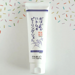 肌のザラつきが気になるとき、こういったピーリングジェルを定期的に使用しています。ピーリングと聞くとちょっと刺激が強そうなイメージですが「がばいよか ハトムギピーリングジェル」はマイルドな使い心地。…のInstagram画像