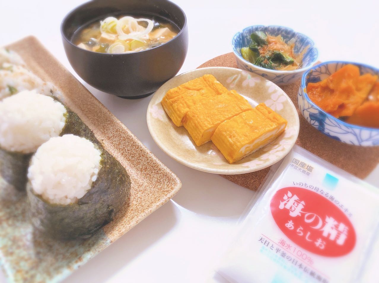 口コミ投稿：朝食☀️おにぎりは、しらす×ワカメと鮭🐟お塩は日本の伝統的な製法で作られた伊豆大島…