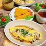 今日の晩ごはんは#あんかけオムライス 。中のごはんにも野菜たっぷり入れて軽くバターライス。あんかけはきのこ 。しめじ、エノキ、舞茸入り。和風だし風味に生姜たっぷり。それと#エビフライ …のInstagram画像