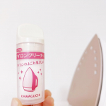 アイロンのお手入れに♪【アイロンクリーナー】880円(税込)こんな商品があるとは・・・。まるでスティックのりみたいですが、アイロンにこびりついた洗濯のり、接着樹脂、化繊…のInstagram画像
