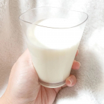 スターリミルクプラス乳酸菌♥️パッと見牛乳に見えませんか？しかし、こちらスターリミルクプラス乳酸菌なんです🍀ぬるま湯に溶けやすいので飲みやすいです⭐飲みやすいな…のInstagram画像