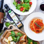 オリーブオイルをたっぷり使ったトマトソースに、オリーブオイルたっぷりかけたサラダでごはん🥗🍝🫒私の大好きなnakato様よりお声がけいただきまして、1月からアンバサダーをさせて頂くことになりま…のInstagram画像
