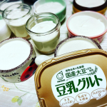 おやつタイムに国産大豆の豆乳使用 豆乳グルトをいただきました。酸味がないので、なめらかな口当たりでさっぱりしていて美味しい〜。アレンジメニューとして、少し水気をきって、レアチーズケーキの材料に使っ…のInstagram画像