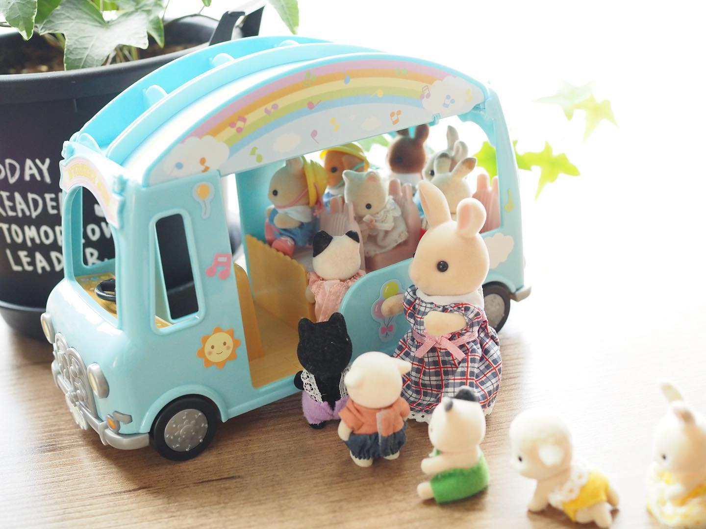 口コミ投稿：#シルバニアファミリー#にじいろようちえんバス 🚌🌈赤ちゃん人形が12人ぐらい乗せられ…