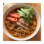 インスタント豚骨ラーメン✖️トムヤンペーストでトムヤンラーメン🇹🇭🐷インスタントラーメンについてたスープをお湯で解いて、シーフードミックスとトムヤンペーストとナンプラーで味付けしただけの手抜き料理…のInstagram画像